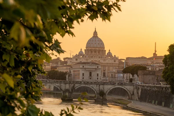 Basilica di San Pietro med bron i Vatikanen, Rom, Italien — Stockfoto