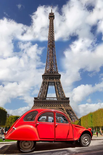 Eiffelturm mit rotem alten Auto in Paris, Frankreich — Stockfoto