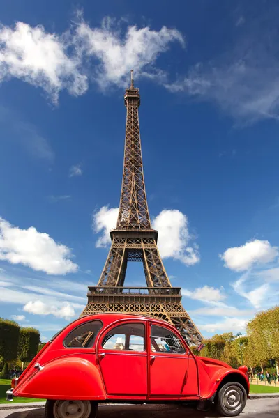 Eiffel Tower with red old car in Paris, France — Stock Photo, Image