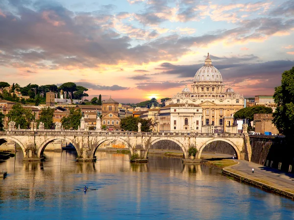 Basilica di San Pietro s mostem v Vatikán, Řím, Itálie — Stock fotografie