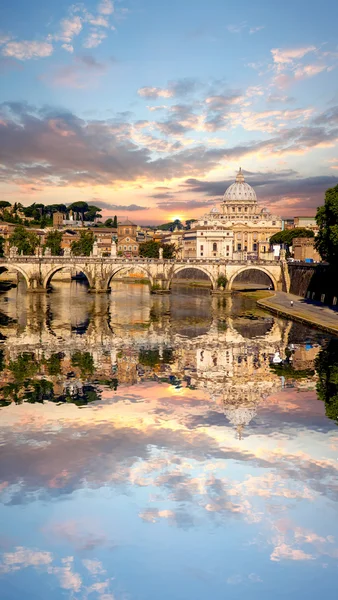 大教堂圣彼得与桥在梵蒂冈，罗马，意大利 — 图库照片