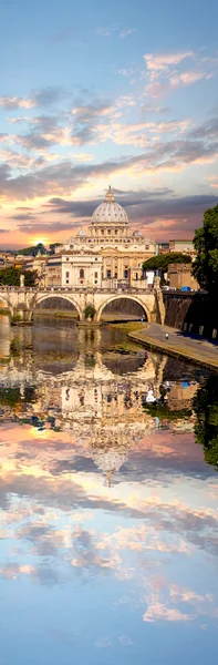 Basílica de San Pietro com ponte no Vaticano, Roma, Itália — Fotografia de Stock