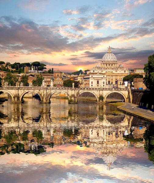 Basílica de San Pietro con puente en el Vaticano, Roma, Italia — Foto de Stock