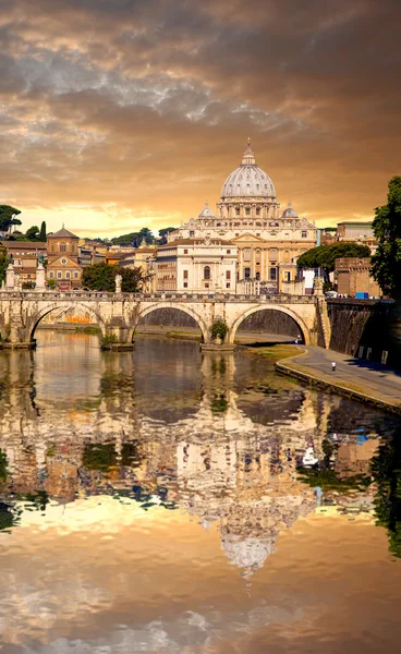 Basilica di San Pietro met bridge in Vaticaan, Rome, Italië — Stockfoto