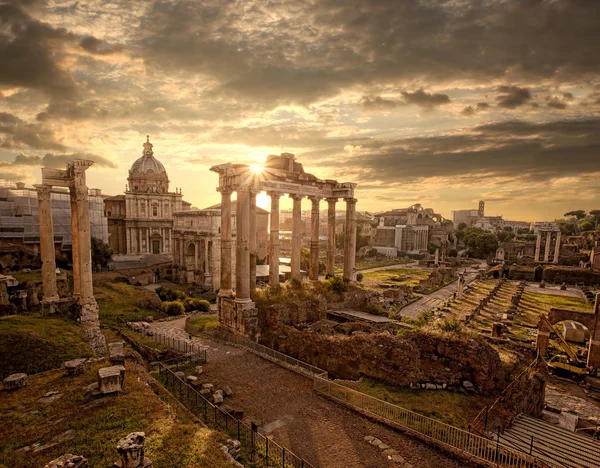 Célèbres ruines romaines à Rome, capitale de l'Italie — Photo