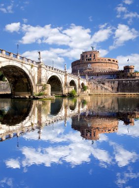 Roma, İtalya'nın tiber Nehri Köprüsü ile melek Kalesi