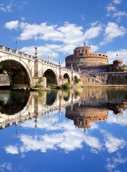 Castelo Angel com ponte sobre o rio Tibre em Roma, Itália — Fotografia de Stock