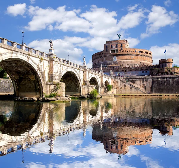 Άγγελος κάστρο με γέφυρα στον ποταμό Τίβερη στη Ρώμη, Ιταλία — Φωτογραφία Αρχείου