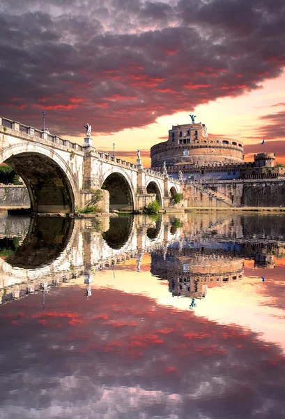 Castelo Angel com ponte sobre o rio Tibre em Roma, Itália — Fotografia de Stock