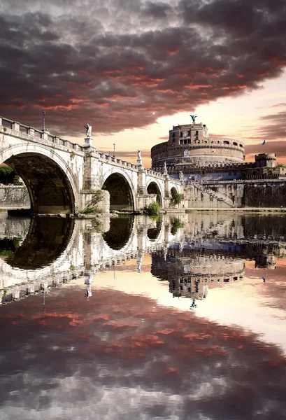 Castelo Angel com ponte sobre o rio Tibre em Roma, Itália — Fotografia de Stock