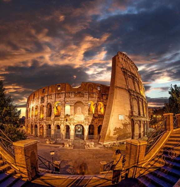 Rome, イタリアの夜時間の間にコロシアム — ストック写真