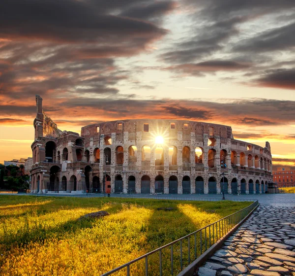 Koloseum v jarním období, Řím, Itálie — Stock fotografie