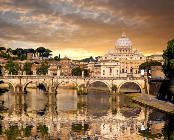 Basilica di San Pietro med bron i Vatikanen, Rom, Italien — Stockfoto