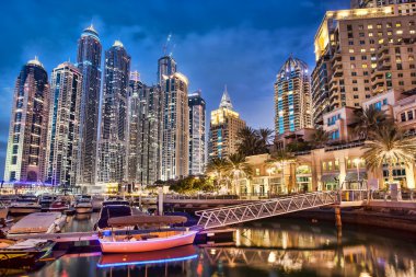 Dubai Yat Limanı gökdelenler ve tekne içinde Dubai, Türkiye ile