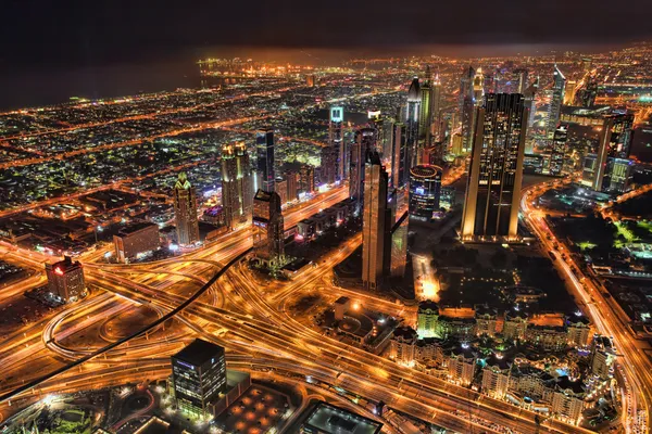 Dubai stad bij nacht met wolkenkrabbers in Verenigde Arabische Emiraten — Stockfoto