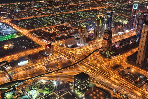 Dubai City bei Nacht mit Wolkenkratzern in den Vereinigten Arabischen Emiraten — Stockfoto