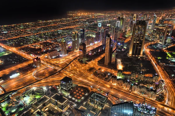 Dubai por la noche con rascacielos en Emiratos Árabes Unidos —  Fotos de Stock