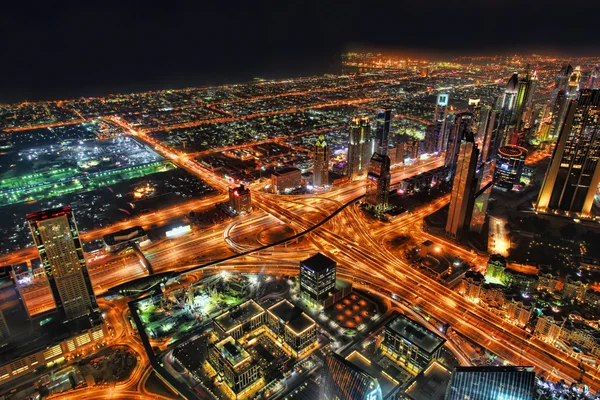 Dubai City bei Nacht mit Wolkenkratzern in den Vereinigten Arabischen Emiraten — Stockfoto