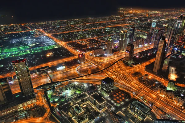 Dubai City bei Nacht mit Wolkenkratzern in den Vereinigten Arabischen Emiraten — Stockfoto