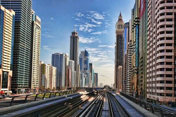 Dubai med tåglinje mot skyskrapor i Förenade Arabemiraten — Stockfoto