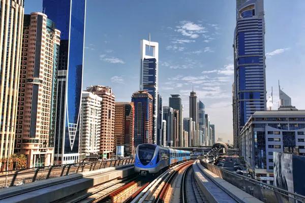 Dubai con línea de tren contra rascacielos en Emiratos Árabes Unidos —  Fotos de Stock