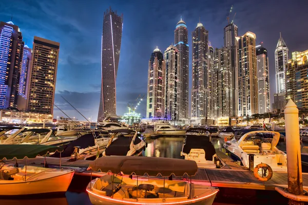 Dubai Marina felhőkarcolók és csónakok, Dubai, Egyesült Arab Emírségek — Stock Fotó