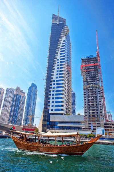 Dubai Marina con barco contra rascacielos en Dubai, Emiratos Árabes Unidos — Foto de Stock