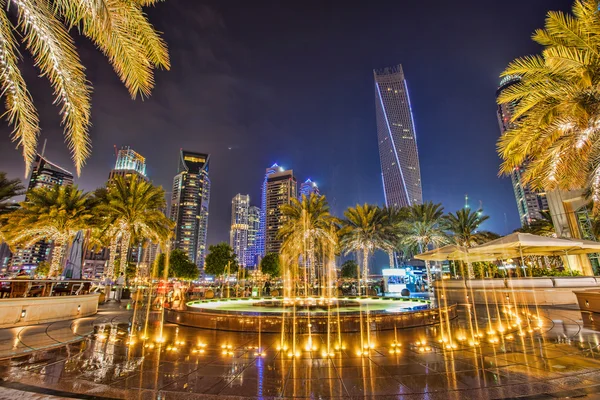 Dubai Marina met wolkenkrabbers en boten in Dubai, Verenigde Arabische Emiraten — Stockfoto