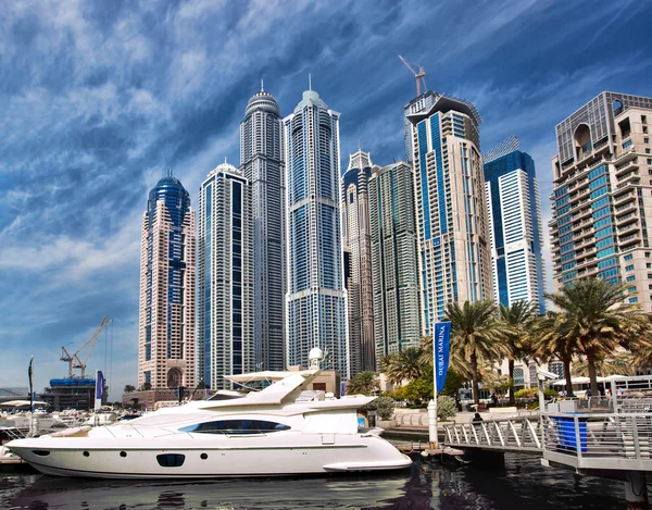 Dubai Yat Limanı ile tekne karşı gökdelen içinde dubai, Birleşik Arap Emirlikleri