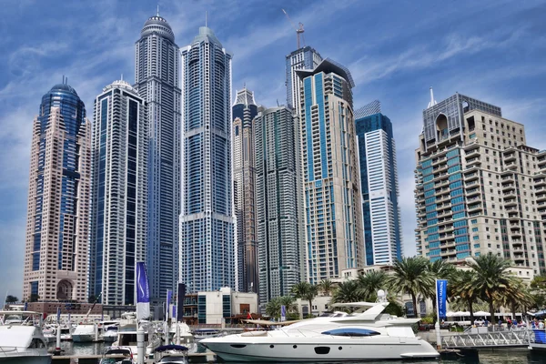 Dubai Marina con barco contra rascacielos en Dubai, Emiratos Árabes Unidos —  Fotos de Stock