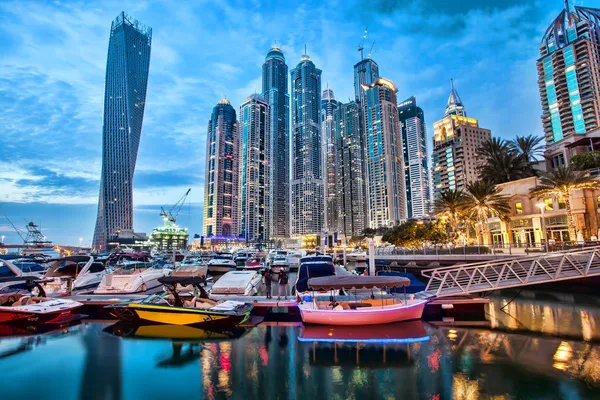 Dubai Marina mit Wolkenkratzern und Booten in Dubai, Vereinigte Arabische Emirate Stockbild