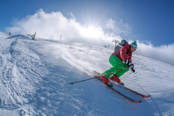 Sciatori che sciano in discesa in alta montagna durante la giornata di sole — Foto Stock
