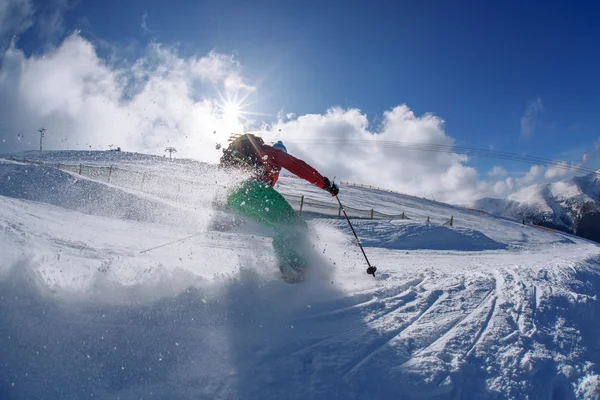 Skifahrer bei sonnigem Wetter im Hochgebirge — Stockfoto