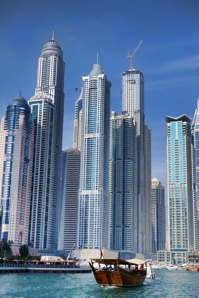 Dubai Yachthafen mit Boot gegen Wolkenkratzer in Dubai, Vereinigte Arabische Emirate — Stockfoto