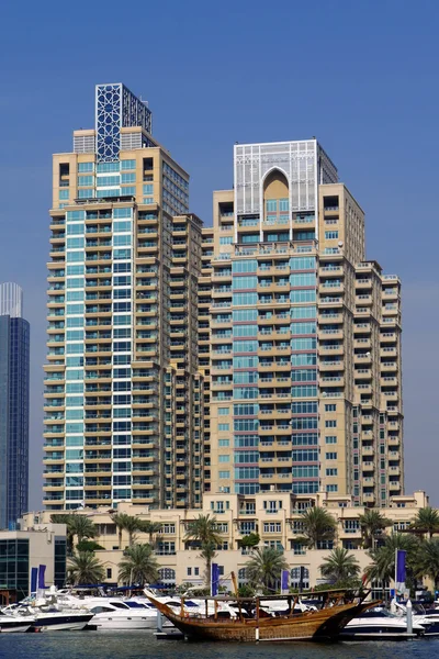 Dubai Marina with boat against skyscrapers in Dubai, United Arab Emirates — Stock Photo, Image