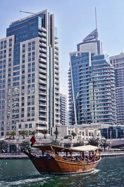 Dubai Marina com barco contra arranha-céus em Dubai, Emirados Árabes Unidos — Fotografia de Stock