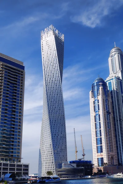 Dubai Marina с лодкой против небоскребов в Дубае, ОАЭ — стоковое фото