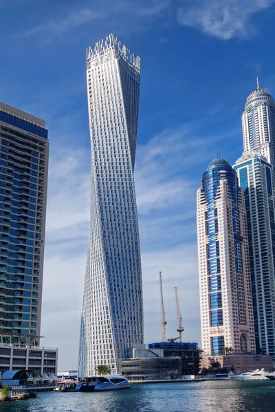 Dubai Marina com barco contra arranha-céus em Dubai, Emirados Árabes Unidos — Fotografia de Stock