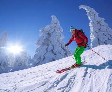 yokuş aşağı güneşli gün boyunca yüksek dağlarda kayak kayakçı