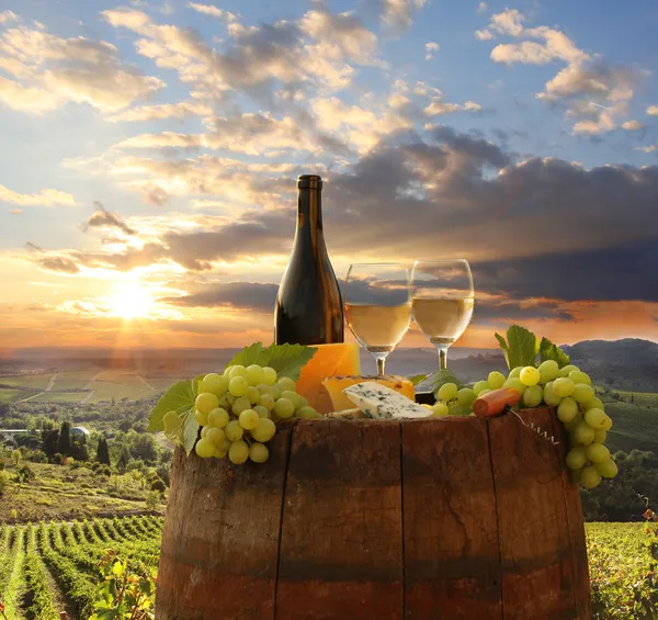 Sticlă de vin alb cu butoi pe podgorie în Chianti, Toscana, Italia — Fotografie, imagine de stoc