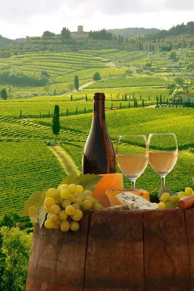 Bottiglia di vino bianco con botte su vigneto in Chianti, Toscana, Italia — Foto Stock