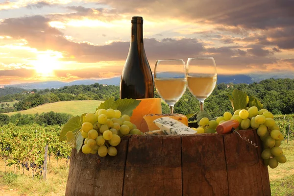 Bouteille de vin blanc avec tonneau sur vignoble dans le Chianti, Toscane, Italie — Photo