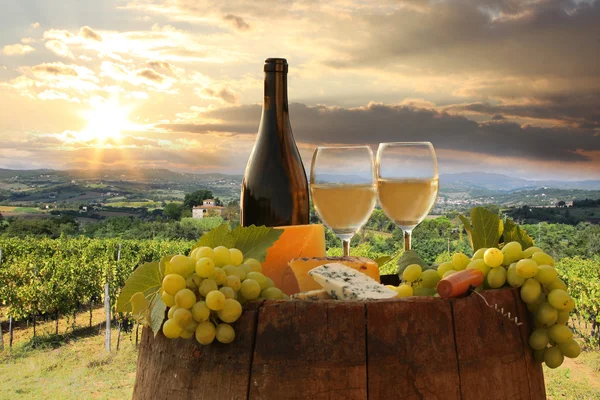 Garrafa de vinho branco com barril na vinha em Chianti, Toscana, Itália — Fotografia de Stock