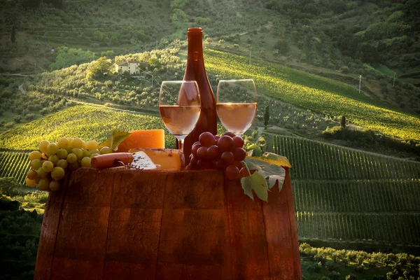 Flasche Weißwein mit Fass auf Weinberg in Chianti, Toskana, Italien — Stockfoto