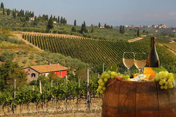 Láhev bílého vína s barel na vinici v chianti, Toskánsko, Itálie — Stock fotografie