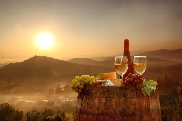 Bottiglia di vino bianco con botte su vigneto in Chianti, Toscana, Italia — Foto Stock