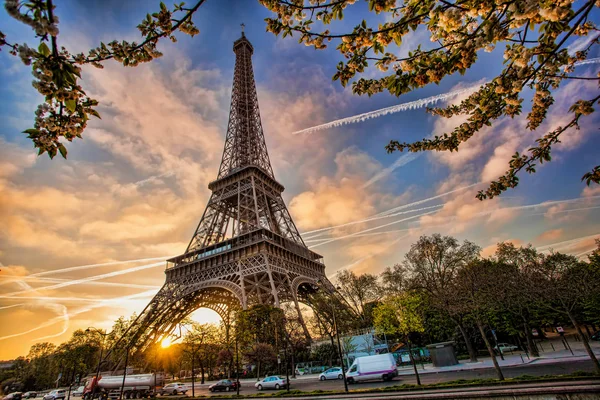 Eiffeltoren tijdens de lentetijd in Parijs, Frankrijk — Stockfoto