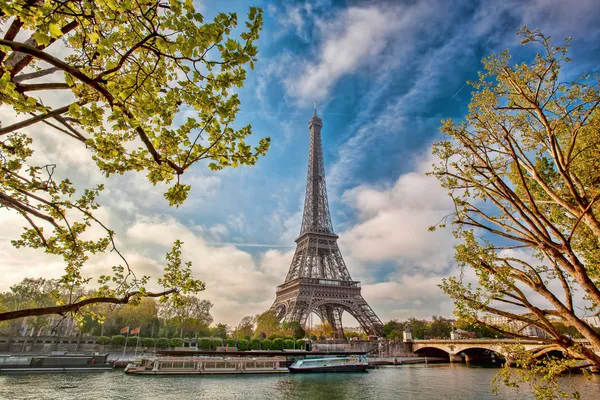 Eiffel-torony alatt tavasszal, Paris, Franciaország — Stock Fotó