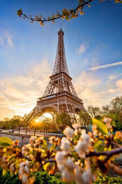 Πύργος του Άιφελ κατά τους ανοιξιάτικους μήνες στο Παρίσι, Γαλλία — Φωτογραφία Αρχείου