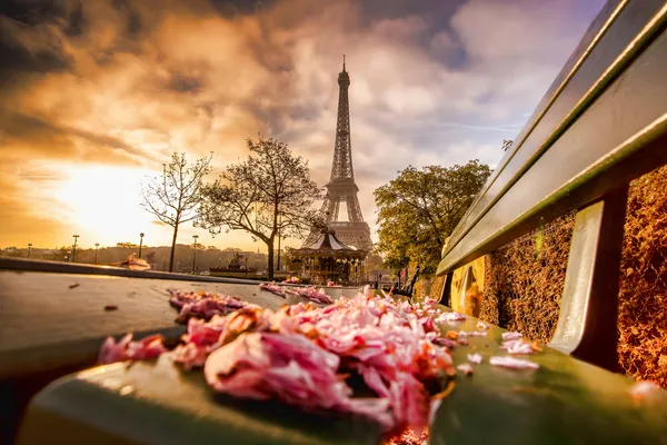 Torre Eiffel durante la primavera en París, Francia — Foto de Stock